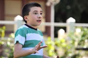 Brick (Atticus Shaffer) ist entsetzt, als er erfährt, dass die Hochzeit seines Onkels am selben Tag stattfindet, wie eine Party, zu der er von seiner Angebeteten Hayley eingeladen wurde ...