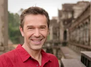PHOENIX DIE MACHT DER ELEMENTE, TEIL 2, "Wasser", am Sonntag um 21:00 Uhr. Dirk Steffens in der berühmten Tempelanlage von Angkor Wat. Um die Anlage herum haben Forscher die größte vorindustrielle Siedlung der Welt entdeckt. Radarmessungen der Nasa belegen: Die Besiedlung um Angkor Wat erstreckte sich über gut 3000 Quadratkilometer.