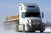Am 18. Tag der Saison haben die 'Ice Road Truckers' bereits über 3.000 Ladungen zu den Diamantenminen gebracht. Jedoch müssen noch 7.000 weitere über die Eisstraßen transportiert werden. Die Temperaturen steigen, die Transporte werden schwerer und das Eis ist nicht einmal einen Meter dick.