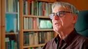 Gemeinsam mit dem Science-Fiction-Autor Karlheinz Steinmüller begibt sich Räuber auf die Suche nach einem Liedtext für sein neues Musikstück über den Klang von Zukunft.