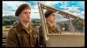 Frederick Gray macht sich mit einem Fahrer auf den Weg durch Trümmerdeutschland, um seine jüdischen Eltern zu suchen.