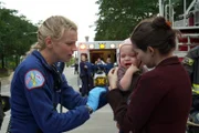 Chicago Fire Staffel 6 Folge 6 Sie hat ein kleines Baby gerettet: Kara Killmer als Sylvie Brett (l.)