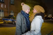 Melanie (Sanna Englund, l.) fühlt sich zu Helen (Dennenesch Zoudé, r.) hingezogen.