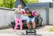 Familie Bartsch testen das "Ninebot mini".  +++ Die Verwendung des sendungsbezogenen Materials ist nur mit dem Hinweis und Verlinkung auf RTL+ gestattet. +++