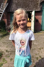 Fenja von Süderoog wird auf Pellworm eingeschult und wird digital unterrichtet, da die Schule zu weit entfernt ist.; NDR Fernsehen DIE NORDSTORY - PENDELN ZWISCHEN SÜDEROOG UND PELLWORM, "Das Halligkind wird eingeschult", am Freitag (18.10.24) um 20:15 Uhr. Fenja von Süderoog wird auf Pellworm eingeschult und wird digital unterrichtet, da die Schule zu weit entfernt ist. © NDR, honorarfrei - Verwendung gemäß der AGB im engen inhaltlichen, redaktionellen Zusammenhang mit genannter NDR-Sendung und bei Nennung "Bild: NDR" (S2). NDR Presse und Information/Fotoredaktion, Tel: 040/4156-2333 oder -2305, pressefoto@ndr.de