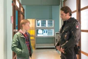 Mattes (Matthias Schloo, r.) versucht von Tim (Lasse Max Jungjohann, l.) herauszubekommen, ob dessen Schwester tatsächlich die Treppe heruntergestürzt ist.