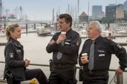 Hans (Bruno F. Apitz, M.), Franzi (Rhea Harder, l.) und Wolle (Harald Maack, r.) überlegen in ihrer Kaffeepause, wie sie die Identität des Heiratsschwindlers herausfinden können.