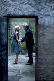 Wallander (Kenneth Branagh) befreit Baiba (Ingeborga Dapkunaite) aus einem lettischen Gefängnis.