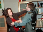 Barach (Axel Wandtke) fällt über Maia Dietz (Ina Rudolph) her.