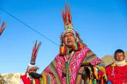 Offiziell ist die ursprüngliche Quyllurit'i-Wallfahrt in Peru heute ein christliches Fest. Die Nachfahren der Inka pflegen dennoch ihre alten Rituale wie die Anbetung der Sonne, sobald sie am Morgen über den Bergen aufgeht.