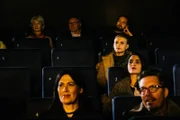 Rebecca (Jeanne Goursaud, 3.v.r.) ermittelt undercover im Kino.