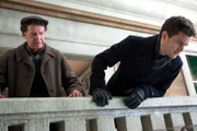 Eine Reihe von ungewöhnlichen Ereignissen führt Walter (John Noble, l.) und Peter (Joshua Jackson, r.) zu einer Frau, die kürzlich Witwe geworden ist ...