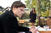 Paul (Tom Böttcher) macht die Bekanntschaft mit einer jungen Unbekannten - Claire Bonin (Kristin Suckow).