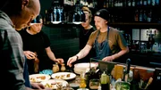 Im Restaurant Iko in Osnabrück gibt es keinen Dresscode für die Mitarbeiter von Tom Elstermeyer. Im Restaurant Iko in Osnabrück gibt es keinen Dresscode für die Mitarbeiter von Tom Elstermeyer.