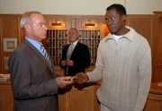 10 Uhr im Ersten. Werner (Dirk Galuba, l.) gibt Joshua Obote (Aloysius Itoka, r.) ein Zimmer am Fürstenhof. Alfons (Sepp Schauer, M.) fragt sich indes, ob das gut geht.