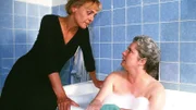 Mona (Anja Beatrice Dukas, li.) warnt Uschi (Barbara Freier). Sie soll Jule in Ruhe lassen.