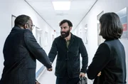 Chefermittler Ruis (Shaun Parkes, li.) und seine Kollegin Devi (Anjli Mohindra, re.) haben Fragen an den Psychologen Joseph O'Loughlin (Aidan Turner, Mitte).
