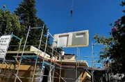 Ein Haus im „Holz-Rahmen-Bau“. Bestehend aus insgesamt 31 Wandteilen.