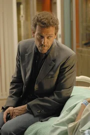 Eine College-Studentin spuckt beim Kickboxen plötzlich Blut, obwohl sie nicht getroffen wurde. Ein neuer Fall für Dr. Gregory House (Hugh Laurie) ...