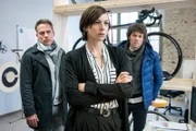 Jan Maybach (Marco Girnth, l.) und Tom Kowalski (Steffen Schroeder, r.) wollen von Vanessa Sträter (Charlotte Bohning, M.) wissen, ob sie ein Verhältnis mit dem Toten hatte.
