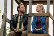 Dietmar Schäfer (Bjarne Mädel, l.) trifft sich heimlich mit seiner Jugendliebe Katja (Sandra Bormann, r.). Auf dem Hochsitz schwelgen sie in Erinnerungen.