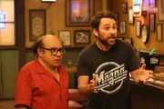 Frank Reynolds (Danny DeVito, l.); Charlie Kelly (Charlie Day, r.)