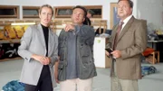 Fallschirmsprung-Trainer Keil (Jockel Tschiersch, Mi.) erklärt Staatsanwältin Glaser (Britta Schmeling, li.) und Kommissar Kehler (Wolfgang Bathke), dass er glaubt, dass Kiebels Ausrüstung manipuliert wurde.
