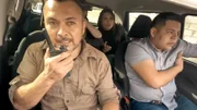 Mitglieder der Fugitive Hunters in einem Auto