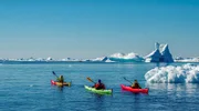Zwischen schwimmenden Riesen: Bei Ilulissat in der „Disko-Bucht“ Grönlands treiben gigantische Eisberge vor der Küste. Das Schmelzwasser von den Gletschern stört das Strömungssystem des Atlantiks, dem wir in Europa unser gemäßigtes Klima verdanken. Könnte der Golfstrom bald völlig versiegen?