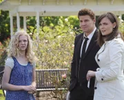 Brennan (Emily Deschanel, re.) und Booth (David Boreanaz) versuchen herauszufinden, wer das taubstumme Mädchen (McKenzie Applegate) über viele Jahre körperlich missbraucht hat.  Die Verwendung des sendungsbezogenen Materials ist nur mit dem Hinweis und Verlinkung auf TVNOW gestattet.; Brennan (Emily Deschanel, re.) und Booth (David Boreanaz) versuchen herauszufinden, wer das taubstumme Mädchen (McKenzie Applegate) über viele Jahre körperlich missbraucht hat.  Die Verwendung des sendungsbezogenen Materials ist nur mit dem Hinweis und Verlinkung auf TVNOW gestattet.