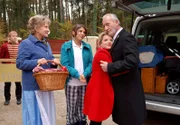 10 Uhr im Ersten. Tanja (Judith Hildebrandt, 2.v.r.) reist nach Italien ab, nicht ohne sich vorher von Hildegard (Antje Hagen, 2.v.l.), Leonie (Anna Angelina Wolfers, 3.v.r.) und Alfons (Sepp Schauer, r.) zu verabschieden.
