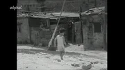 1966: 50 Prozent der Einwohner Neapels leben in Armut, besonders betroffen sind die Kinder. Im Bild: ein kleiner Junge in enem Slum mit selbstgebauten Hütten.