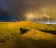 Regenbogen über der mongolischen Steppe.