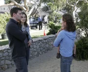 FBI-Agent Booth (David Boreanaz) und Dr. Brennan (Emily Deschanel, 2.v.li.) exhumieren die Überreste einer Wasserleiche und finden dabei heraus, dass es sich um die Leiche einer vor Monaten unter spektakulären Umständen verschwunden schwangeren Frau handelt. Als Booth und Bones den Hauptverdächtigen Ehemann befragen wollen, ist dieser flüchtig - ist er der Täter?
