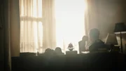 Der Mann sitzt