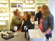 V.l.: Visagistin, Kandidatin Angela und Shoppingbegleitung Mandy