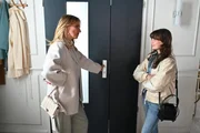 Isabelle (Ania Niedieck, l.) weicht unwohl Sophias (Katharina Kron) Fragen zu Maximilian und Nathalie aus.