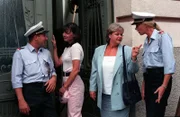 "Kaisermühlen Blues", "Wer will mich." Vysloczil hat eine Anfechtung der vergangenen Bezirkswahlen durchgebracht, und so muss die Wahl auf Grund eines Formalfehlers in Kaisermühlen wiederholt werden. So stürzen sich die Vertreter sämtlicher Parteien in einen heißen Wahlkampf und selbst Kudrnac kandidiert mit seiner "Liste Kudrnac und Freunde".Im Bild (v.li.): Peter Fälbl, Doris Hick, Marianne Mendt, Ulla Weigerstorfer.