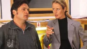 Staatsanwältin Glaser (Britta Schmeling) will von dem Fallschirmsprung-Trainer Keil (Jockel Tschiersch) wissen, warum sich der Fallschirm von Kiebel nicht geöffnet hat.