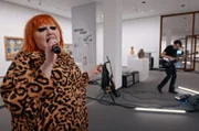 Die markante Stimme von Beth Ditto trifft in der Neuen Nationalgalerie Berlin auf die Kunst von Lucy Raven, Yoko Ono, Carolee Schneemann und Gerhard Richter.