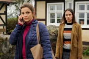 Vera (Rebecca Immanuel, li.) ruft Daniel an, Claire (Kristin Suckow) soll klare Verhältnisse schaffen bezüglich Paul.