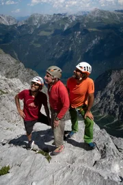 Thomas (l.) und Alexander (r.) Huber mit ihrem Vater.
