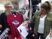 Verkäuferin und Kandidatin Juliana (r.)