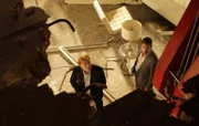 Bei einer Zeugenvernehmung ist ein Kranausleger in die Wohnung gekracht und hat den Zeugen getötet. Horatio (David Caruso, l.) und Delko (Adam Rodriguez) müssen nun in mühseliger Kleinarbeit Beweise sammeln, um den Mörder ohne die Aussage überführen zu können.