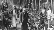 Mit der wachsenden Anzahl von Fabriken begannen mehr Menschen, nach einem festgelegten Zeitplan zu arbeiten. Sie wachten auf, frühstückten und gingen dann zu ihrer Fabrikarbeit. Diese Arbeiter lebten fast ausschließlich von Kaffee und Brot, weil Kaffee anregend und warm war und eine Illusion von Ernährung bot, die sie sich leisten konnten.