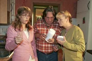 Lisa (Alexandra Neldel, l.) fühlt sich immer schlechter. Bernd (Volker Herold, M.) und Helga (Ulrike Mai, r.) sind besorgt. (Dieses Foto von Alexandra Neldel darf nur in Zusammenhang mit der Berichterstattung über die Serie "Verliebt in Berlin" veröffentlicht und verbreitet werden.)