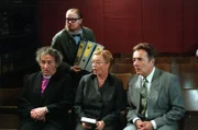 (v.li.): Kurt Weinzierl (Monsignore Fatzl), Rochus Millauer (Mann in Filmkommission), Veronika Faber (Fr. Klammer), Peter Fröhlich (Erwin Schoitl).