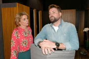 John (Felix von Jascheroff) erfährt von Yvonne (Gisa Zach), dass Laura näher ist als er dachte.