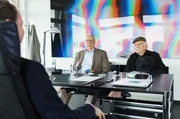 Die Ermittler Günter Hoffmann (Peter Lerchbäumer, M.) und Edwin Bremer (Tilo Prückner, r.) befragen Otto Clausner (Guido Renner, l.) in seinem Büro. Die Ermittler Günter Hoffmann (Peter Lerchbäumer, M.) und Edwin Bremer (Tilo Prückner, r.) befragen Otto Clausner (Guido Renner, l.) in seinem Büro.