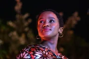 Winnie (Masali Baduza) ist nach Kapstadt gekommen, um ihre Schwester nach Hause zu holen.